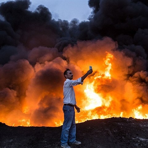Na tuhle selfie nasbr spoustu lajk! Civilist v okol Mosulu si velkou...