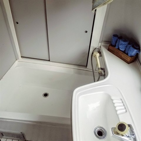 V koupeln je k dispozici umyvadlo, sprcha a praktick lon prostor