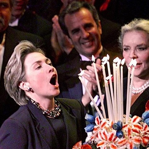 Hillary sfoukla na dortu u 69 svek.