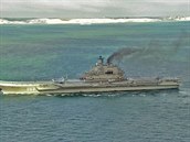 Z komínu Admirala Kuzncova, který proplouval blízko britských beh, se valí...