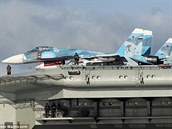 Ruské stíhaky na palub Kuzncova. Pipraveny shazovat bomby na syrské Aleppo.