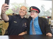 éf ottawské policie s chlapcem s Downovým syndromem.