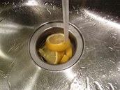 Pokud na zápach ze dezu nepomáhá ani krtek, vlote do nj plátky citron a...