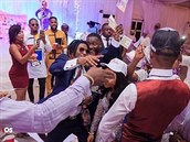 Nigerijtí mladí zbohatlíci se na párty baví tím, e po sob hází peníze. Pro...