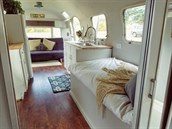 Ze starého karavanu je krásné a romantické místo pro spolenou dovolenou