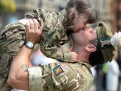 Dojemné setkání vojáka se svou malou dcerkou. I ta má na sob samozejm...