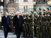 Noví vojáci spolu s ministrem obrany a vrchním velitelem ozbrojených sil,...