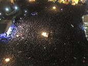 Na Staromstské námstí dorazily tisíce lidí na protest proti politice Miloe...