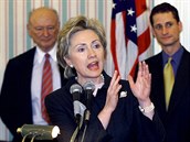 V roce 2000 byl Weiner lenem amerického Kongresu a pomáhal Clintonové s její...