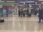 Neznámý útoník ve veerních hodinách pobodal tyi lidi v metru v nmeckém...