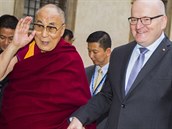 Kvli setkání s dalajlámou strýc ministra kultury nedostane vyznamenání. Smutné.
