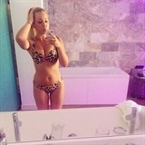 Nina Uherčíková je na první pohled obyčejnou umělou barbie z Instagramu.