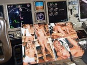 Svou bohulibou innost pilot piivoval erotickými magazíny.