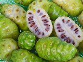 Exotické ovoce noni z oblasti Francouzské Polynésie.