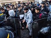 Krom vzájemných potyek uprchlíci zárove demonstrovali proti vyklízení...