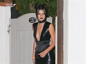 Kendall Jenner dorazila na halloweenskou párty Kate Hudson v sexy erném...