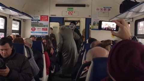 Na cestující v ruském vlaku ekala bizarní podívaná, bhem které si fanouci...