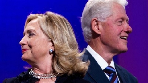 Hillary Clintonová s manelem Billem se moná opt stanou nejmocnjí rodinou v...