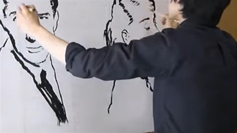 Japonský umlec Toru zvládá kadou rukou kreslit jiný portrét. Zní to...