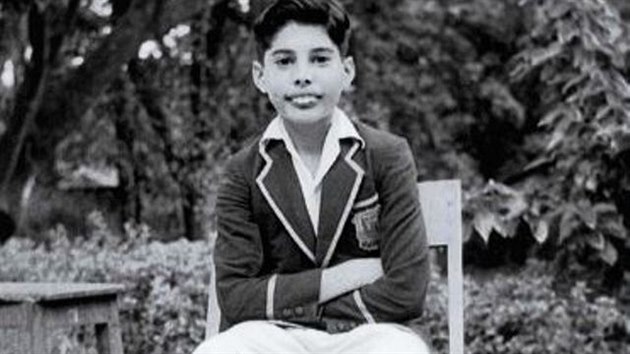 Tenhle kluk s ob��m p�edkusem je Freddie Mercury!