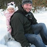 Miminko Jess se svým tatínkem uprostřed zimních radovánek.