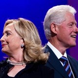 Hillary Clintonová s manželem Billem se možná opět stanou nejmocnější rodinou v...