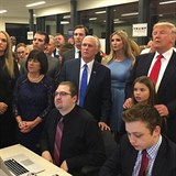Trump s rodinou, kandidtem na viceprezidenta Mikem Pencem a volebnm tbem...