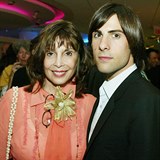 Tally se synem Jasonem v roce 2004.