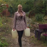 Regina má bydlení pro nenáročné. Nevadí jí ani, že musí nosit vodu v barelech.