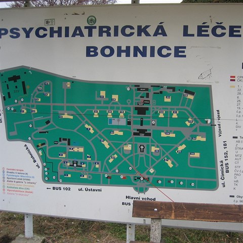 Rozcestn�k rozs�hl�ho are�lu v Bohnic�ch.