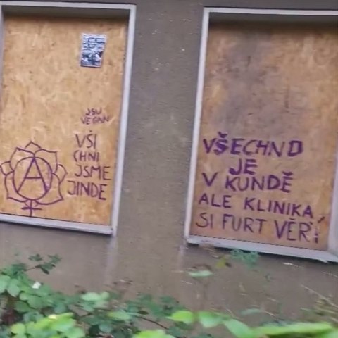 Chtrajc budova je pokryta pochybnmi anarchistickmi sdlenmi.