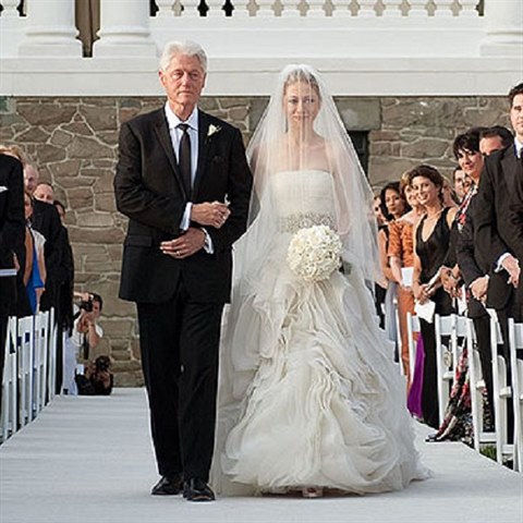 Exprezident Bill Clinton vede svou dceru Chelsea k olti. st obadu za 3...