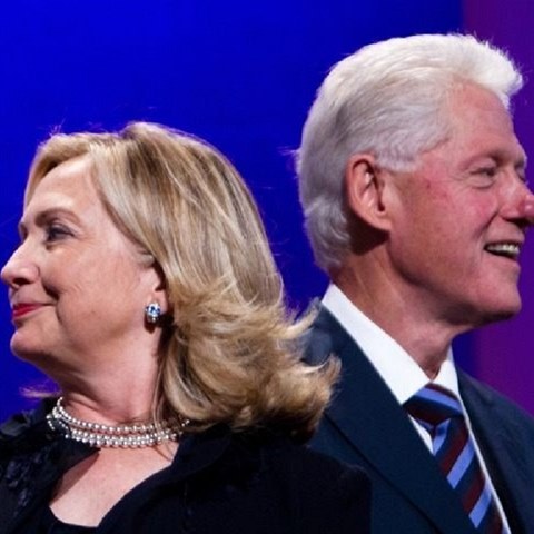Hillary Clintonová s manželem Billem se možná opět stanou nejmocnější rodinou v...