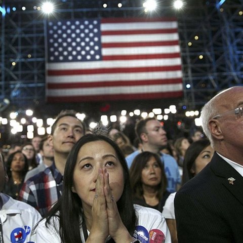 Ve tbu Demokrat nkte z fanouk Hillary radji peli na modlen.