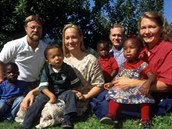 Rachel (uprosted) se svým bílým bratrem, bílými rodii evangelíky a tymi...