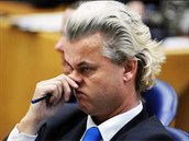 Krom pisthovalc a muslim má Wilders evidentn problém taky se svým nosem.