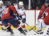 Jaromír Jágr se snaí prosadit proti obran Washingtonu Capitals.