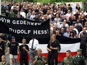 Neonacisté na pochodu k uctní památky poboníka Adolfa Hitlera Rudolfa Hesse....