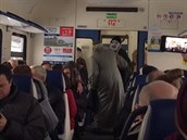 Na cestující v ruském vlaku ekala bizarní podívaná, bhem které si fanouci...