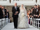 Exprezident Bill Clinton vede svou dceru Chelsea k oltái. ást obadu za 3...
