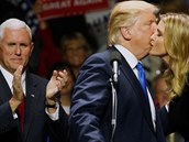 Zatímco Trump líbal dceru Ivanku, jeho kandidát na viceprezidenta Mike Pence se...