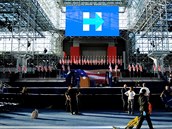 Pódium, ze kterého pronese projev po skonení voleb svj projev Hillary...