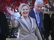 Clintonovi vyráejí ze svého domova do New Yorku sledovat výsledky voleb.