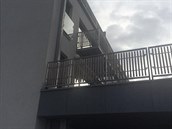 Horní balkon patí bytu, kde Aneta zemela.