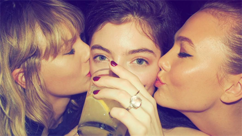 Taylor Swift, Lorde a Karlie Kloss. Na takové oslav bychom taky chtli být.