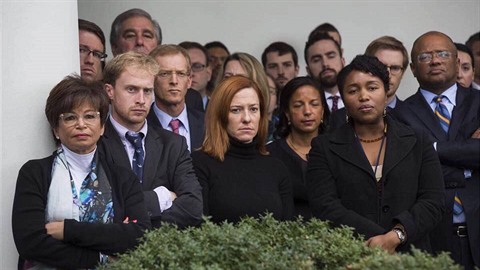 Zaměstnanci Bílého domu sledují příjezd nově zvoleného prezidenta.