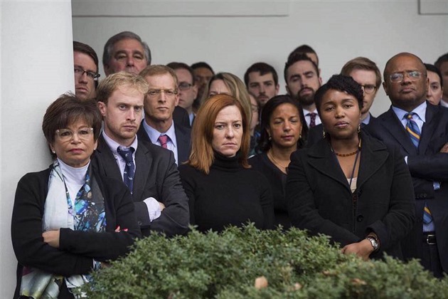 Zamstnanci Bílého domu sledují píjezd nov zvoleného prezidenta.