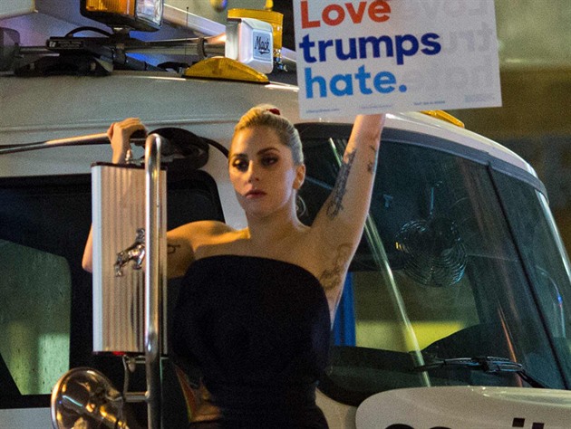 Lady Gaga se po Trumpov zvolen vydala protestovat ped Trump Tower....