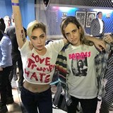 Lady Gaga proti Trumpovi a djka Samantha ROnson s trikem podporujccm Hillary.