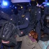 Během střetu demonstrantů museli zasahovat policejní těžkooděnci.